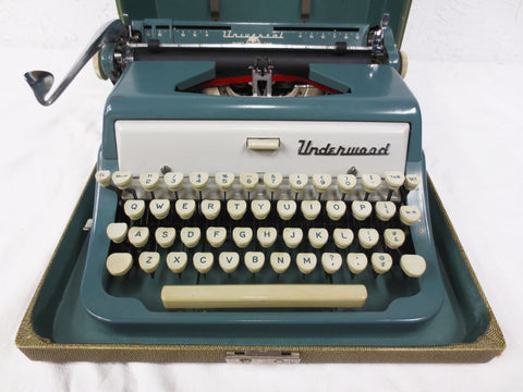 Vintage Underwood Universal Quiet-Tab Portable Typewriter with Case